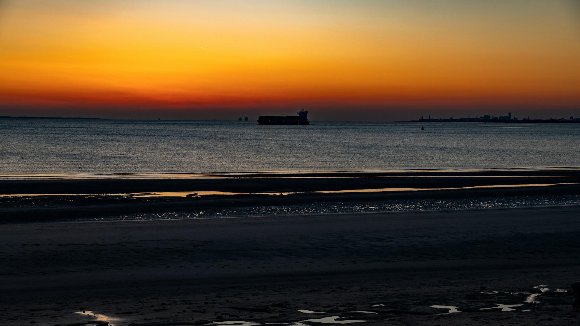 gray computer monitor