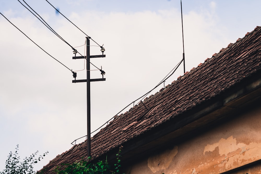 un poteau téléphonique et un bâtiment avec un ciel en arrière-plan