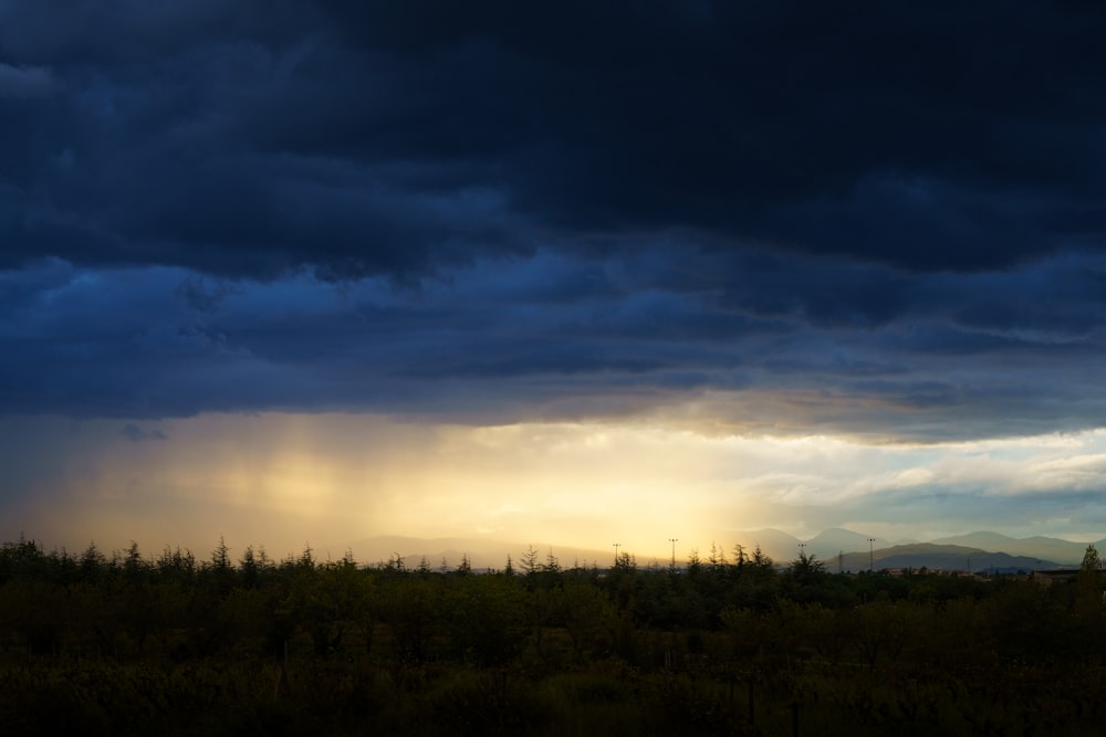 Die Sonne scheint durch die dunklen Wolken