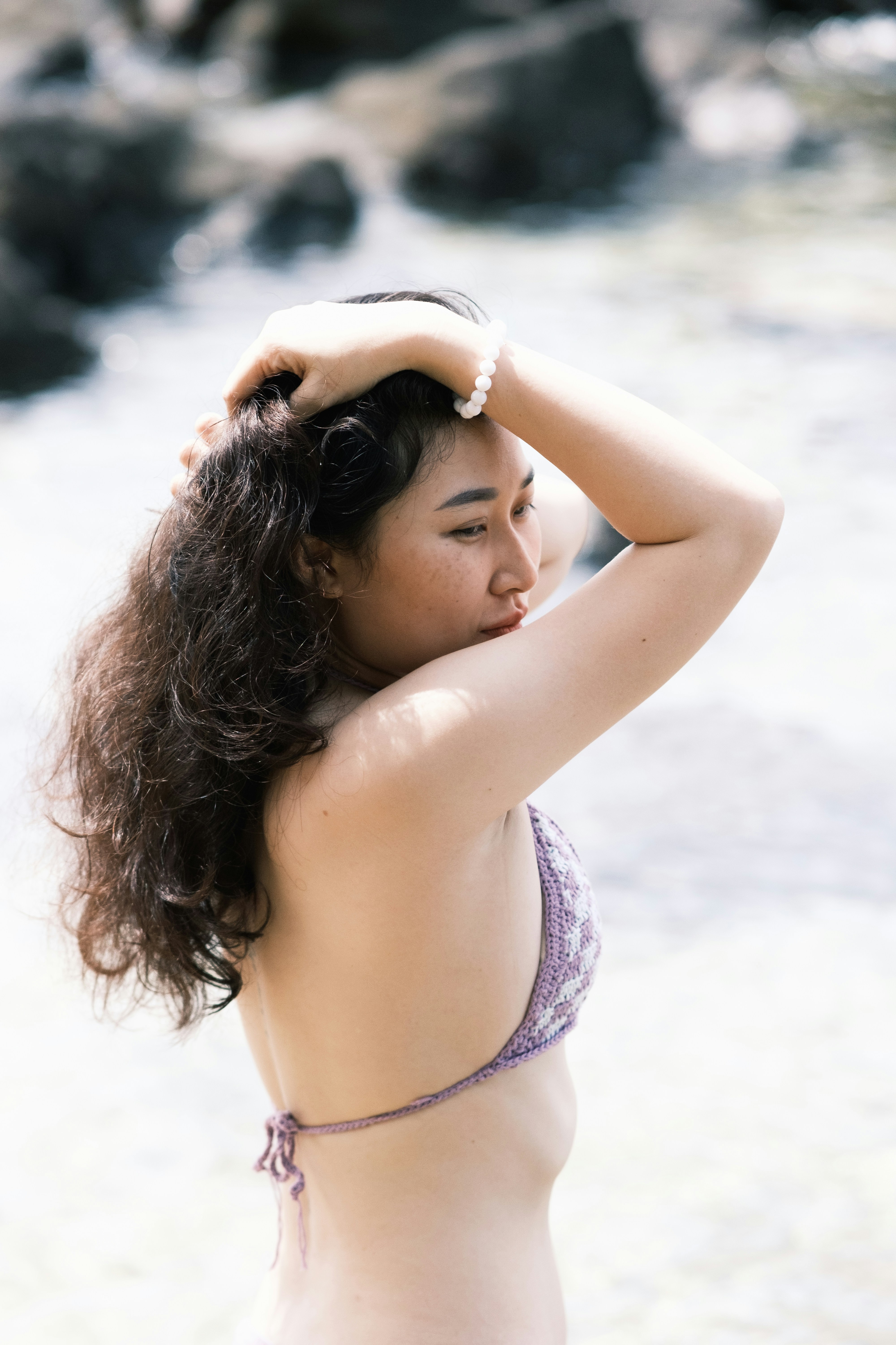 une femme en bikini debout dans l’eau