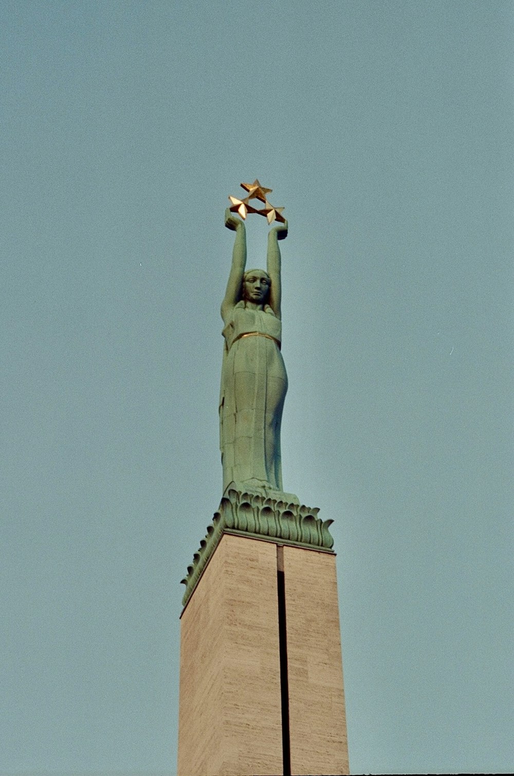 una statua di una donna che tiene una stella sopra la testa