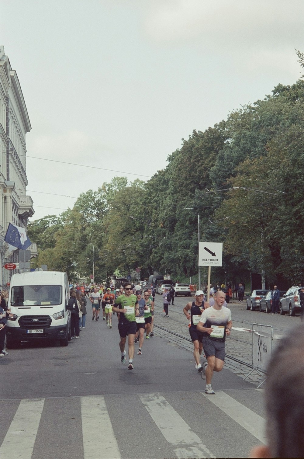 un gruppo di persone che corre lungo una strada