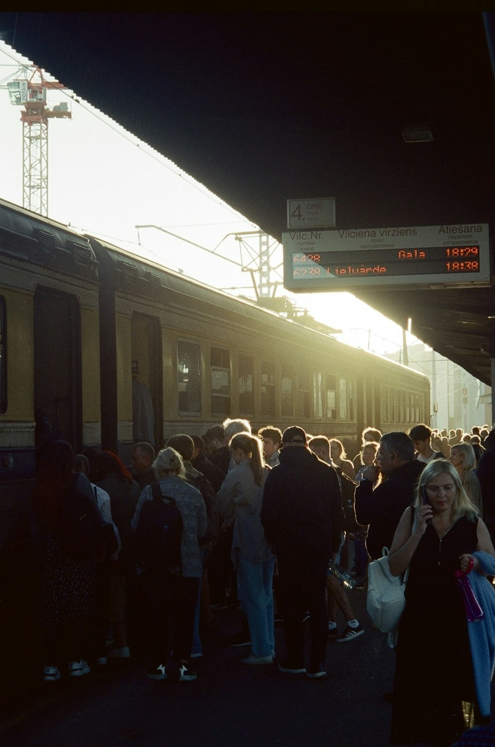 una folla di persone in piedi accanto a un treno