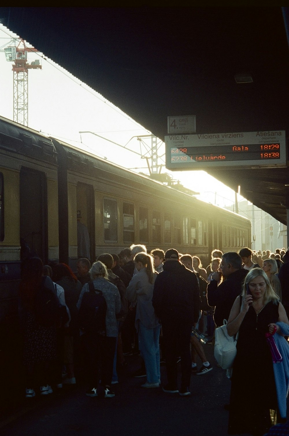 una multitud de personas de pie junto a un tren