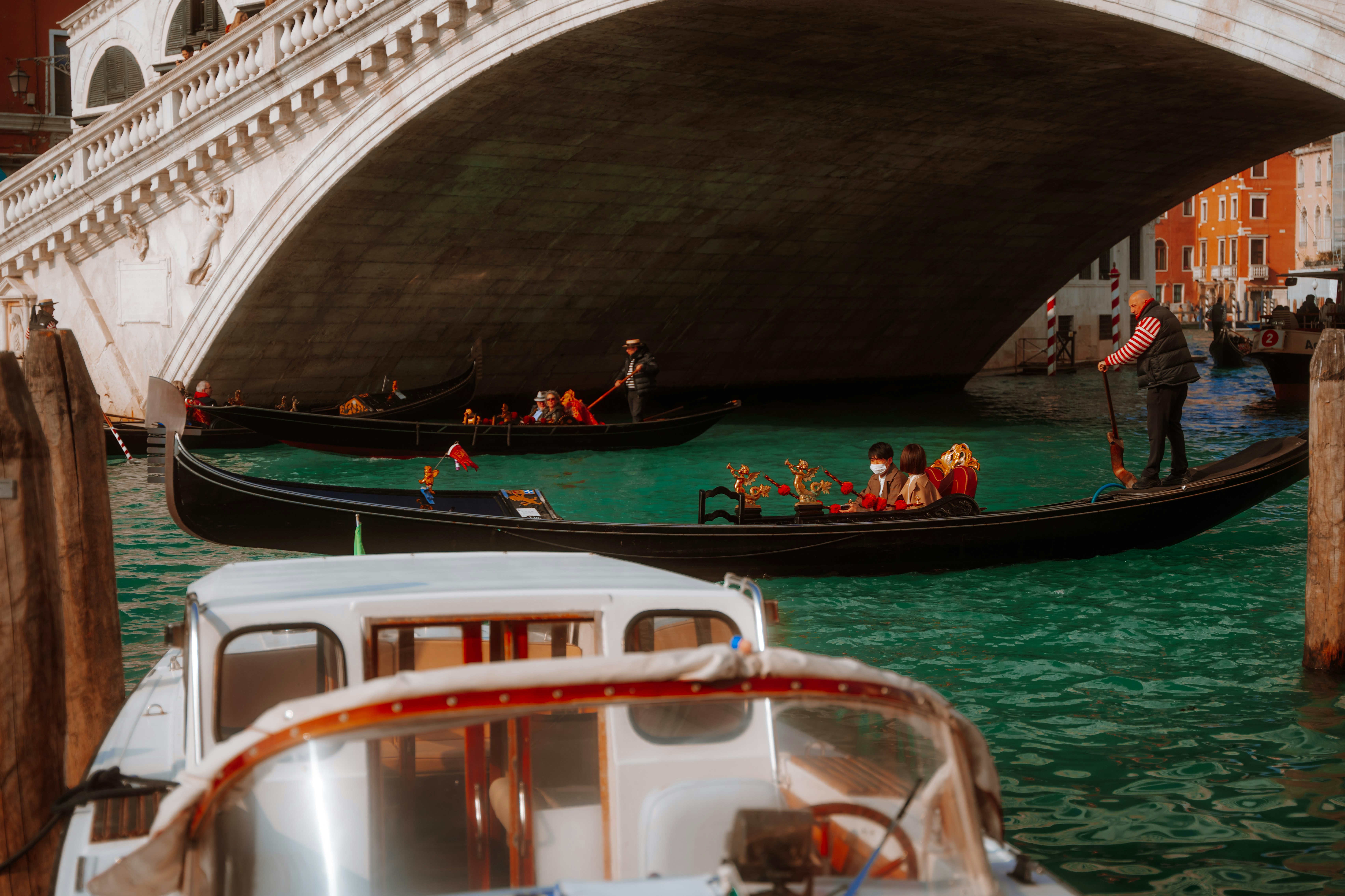 ein paar Boote, die im Wasser sind