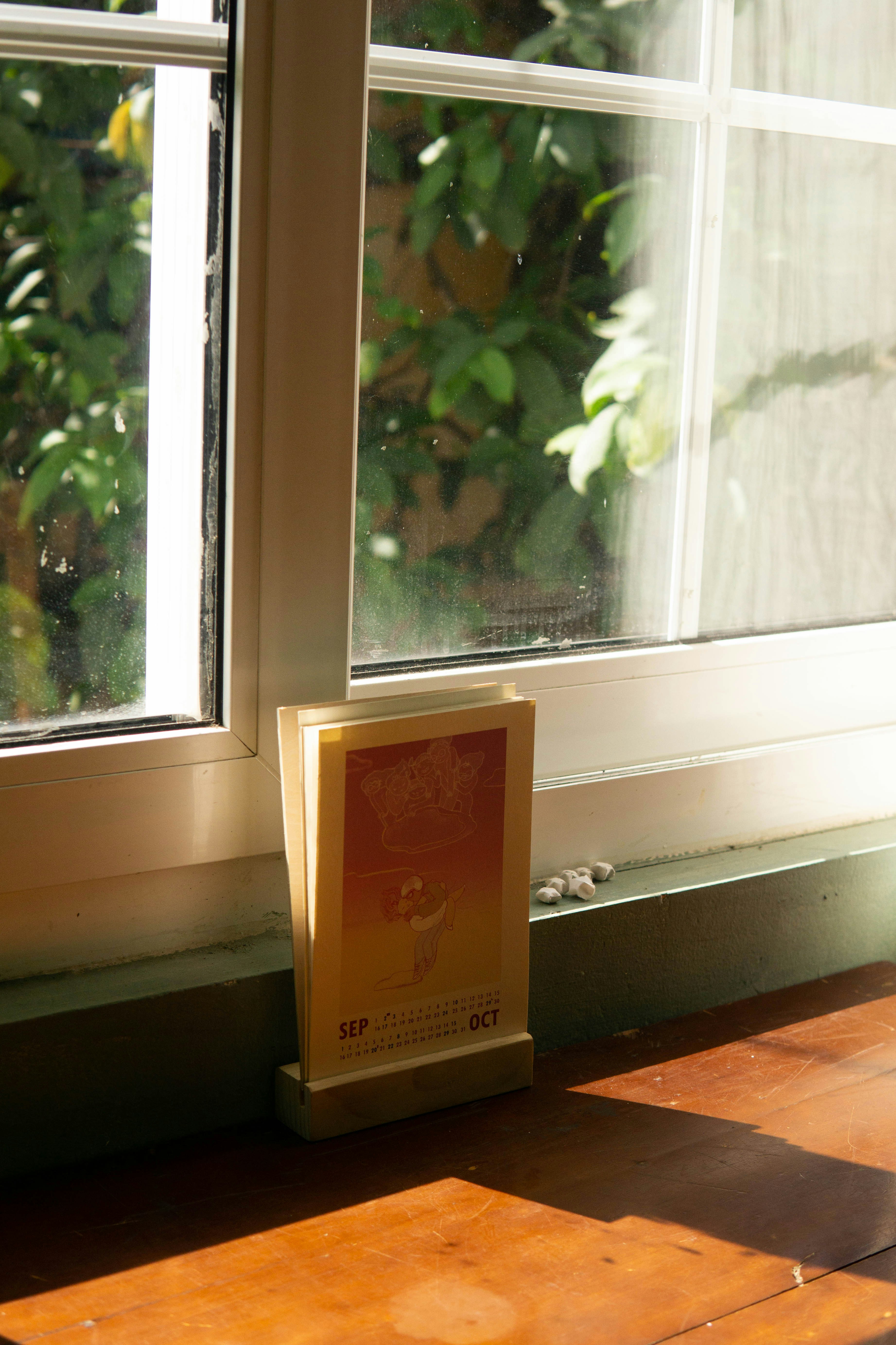 una scatola seduta sul pavimento di fronte a una finestra