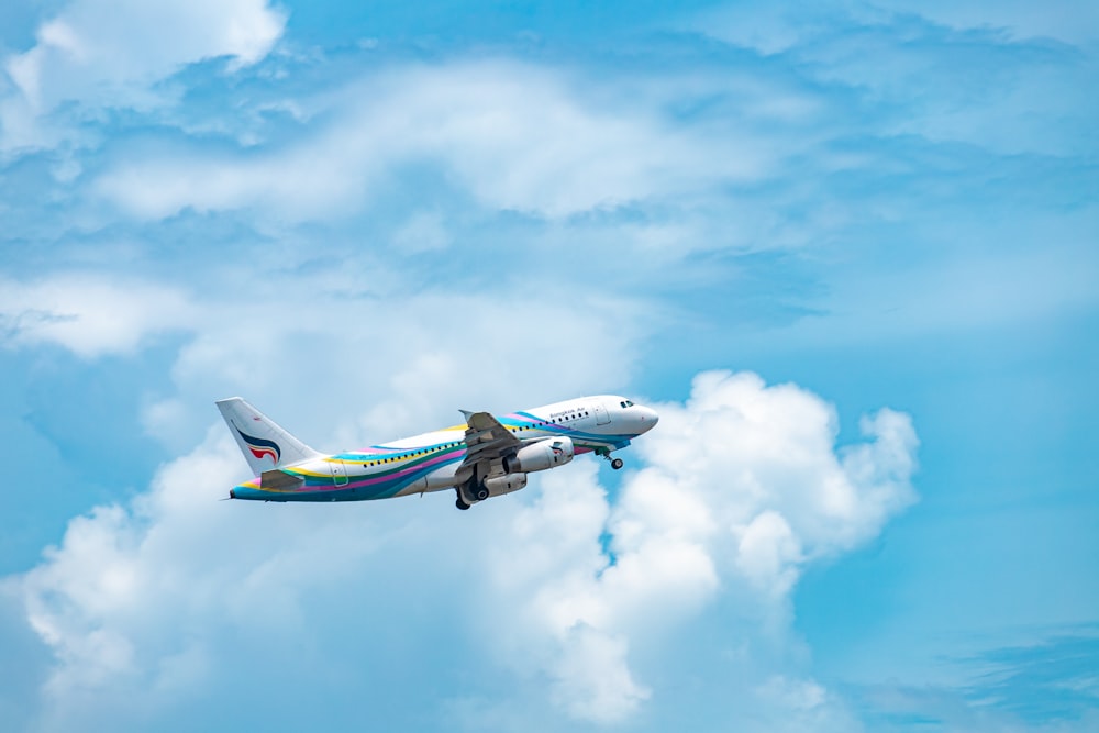 Ein Flugzeug fliegt durch den blauen Himmel