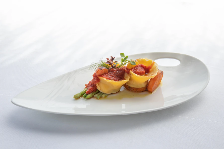 Dessert aux agrumes sur porcelaine blanche, vue rapprochée