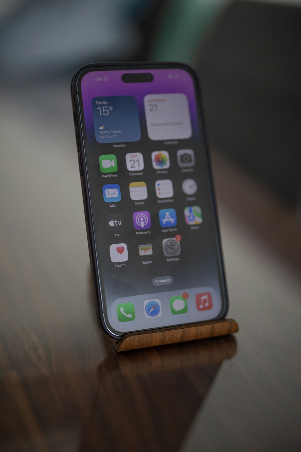 木製のテーブルの上に置かれた携帯電話