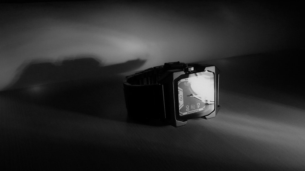 Una foto en blanco y negro de un reloj de pulsera