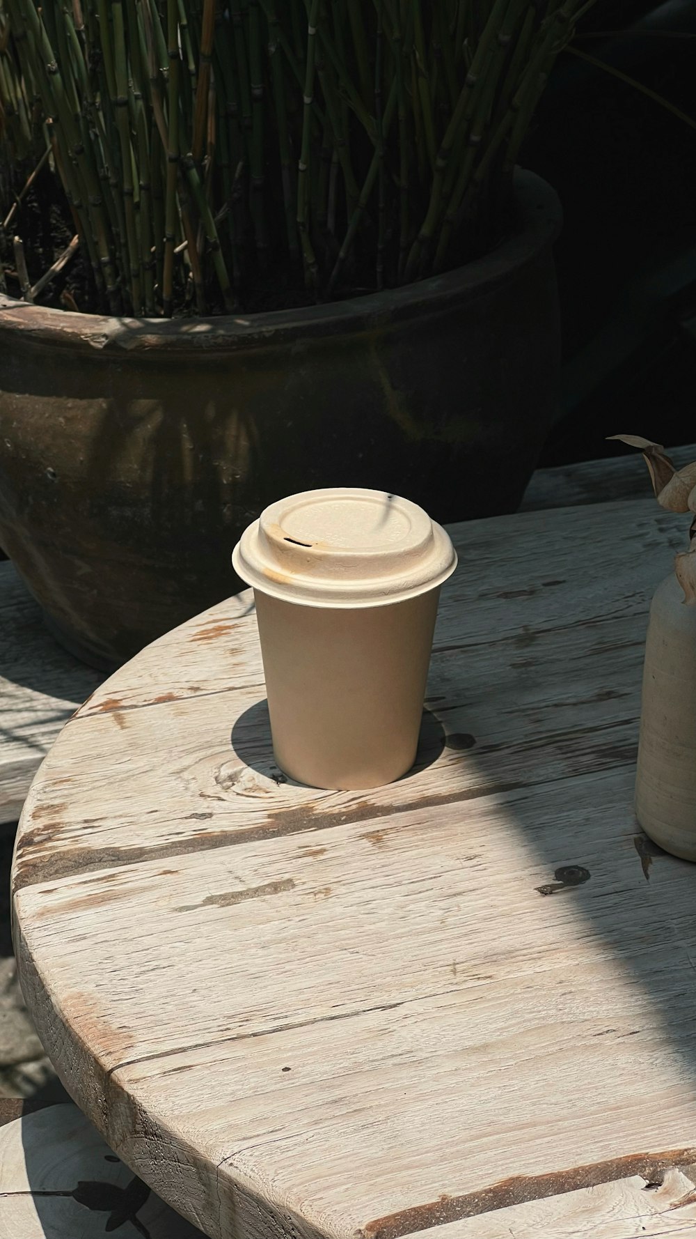 eine Kaffeetasse, die auf einem Holztisch steht