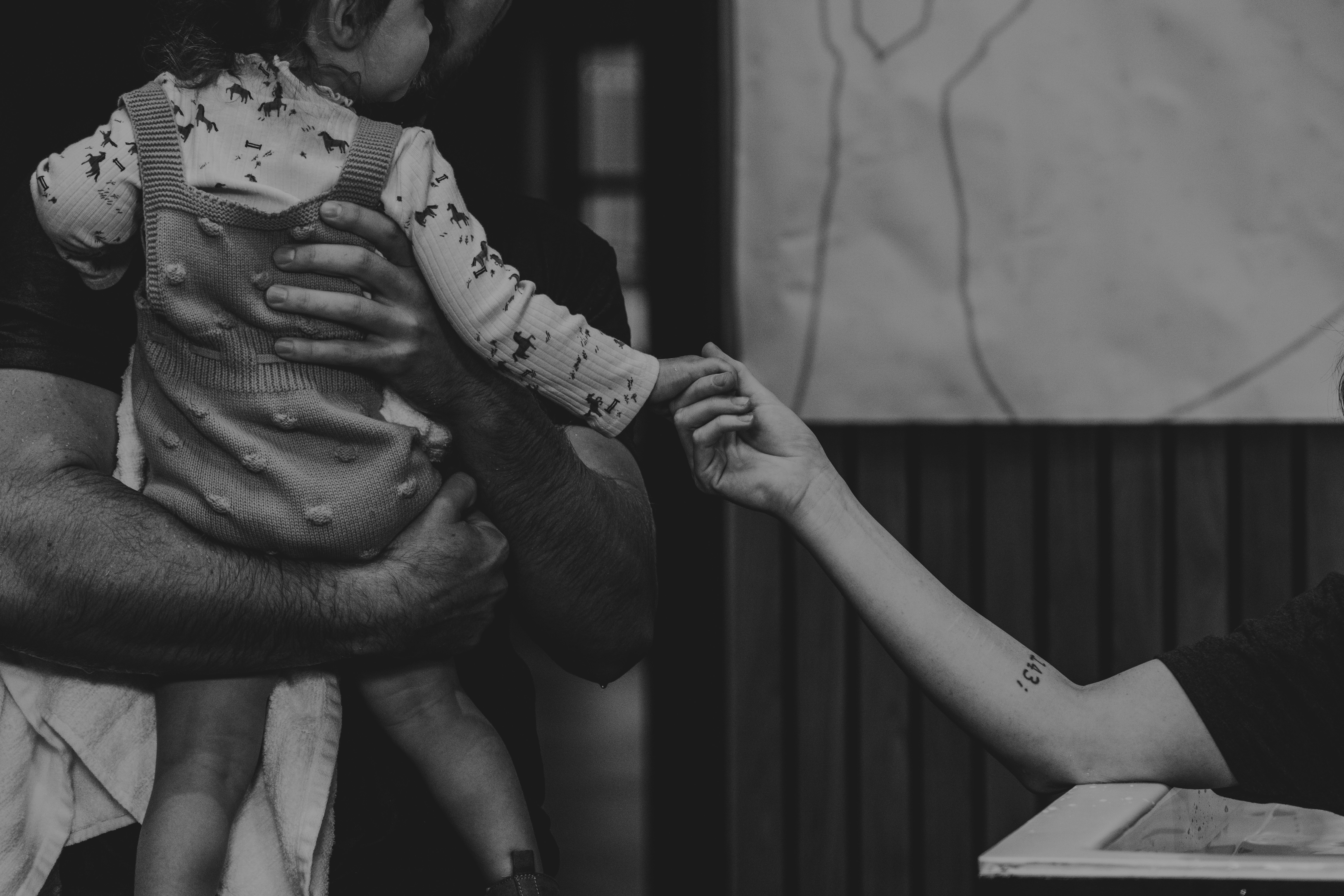 seorang pria menggendong seorang anak di pelukannya