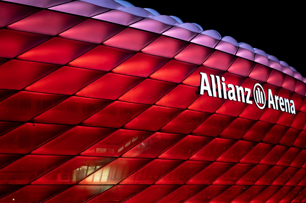 Un gran edificio rojo con un letrero que dice Allianz Arena