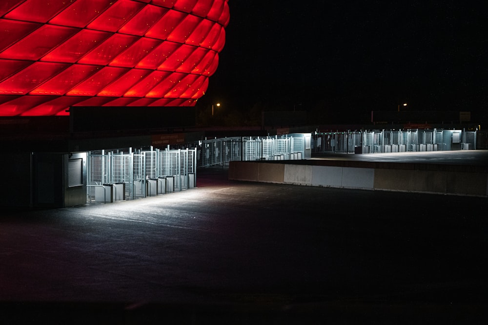 Un edificio iluminado con luces rojas por la noche