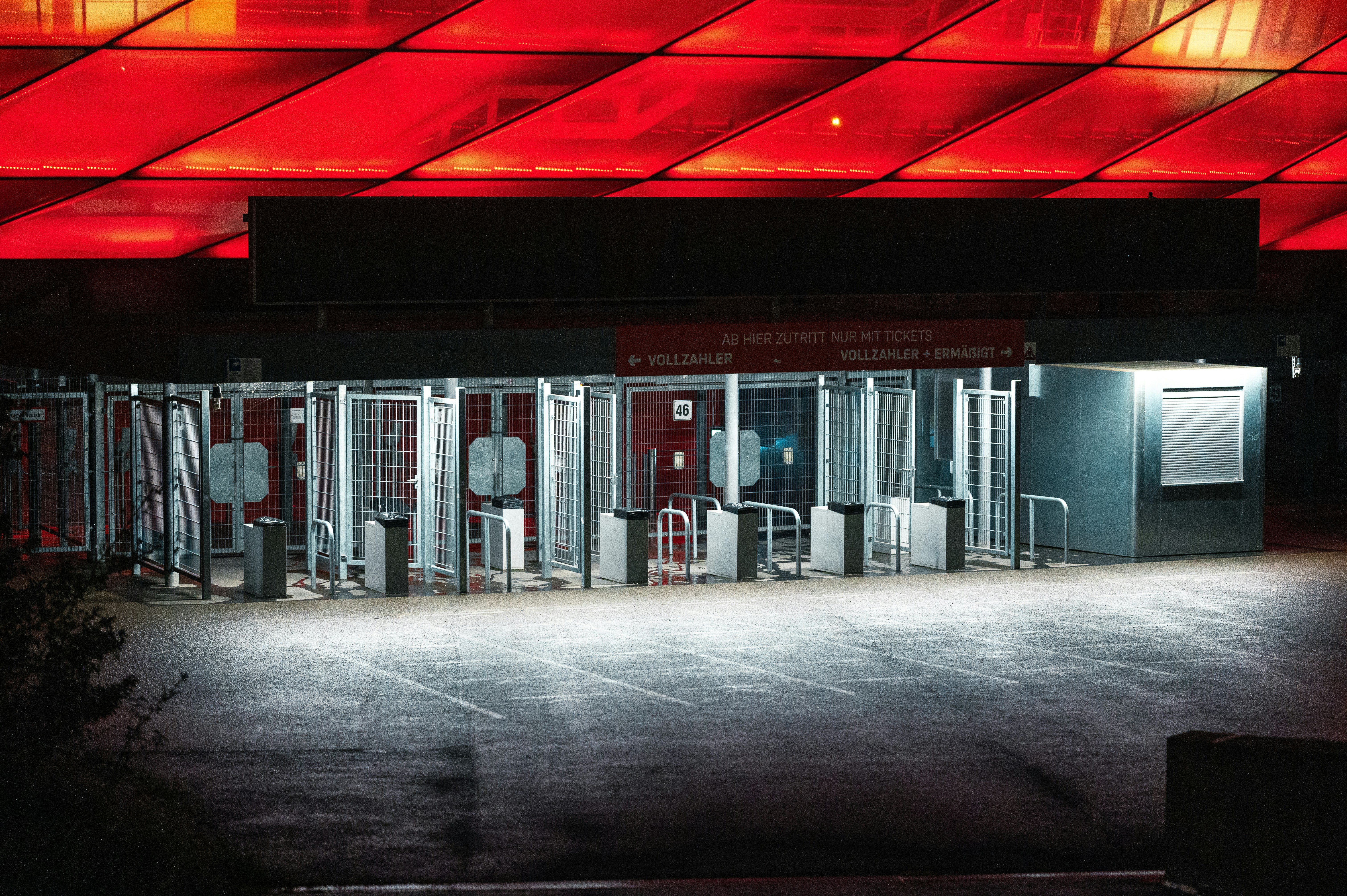 ein Parkplatz mit einem Haufen Metalltore