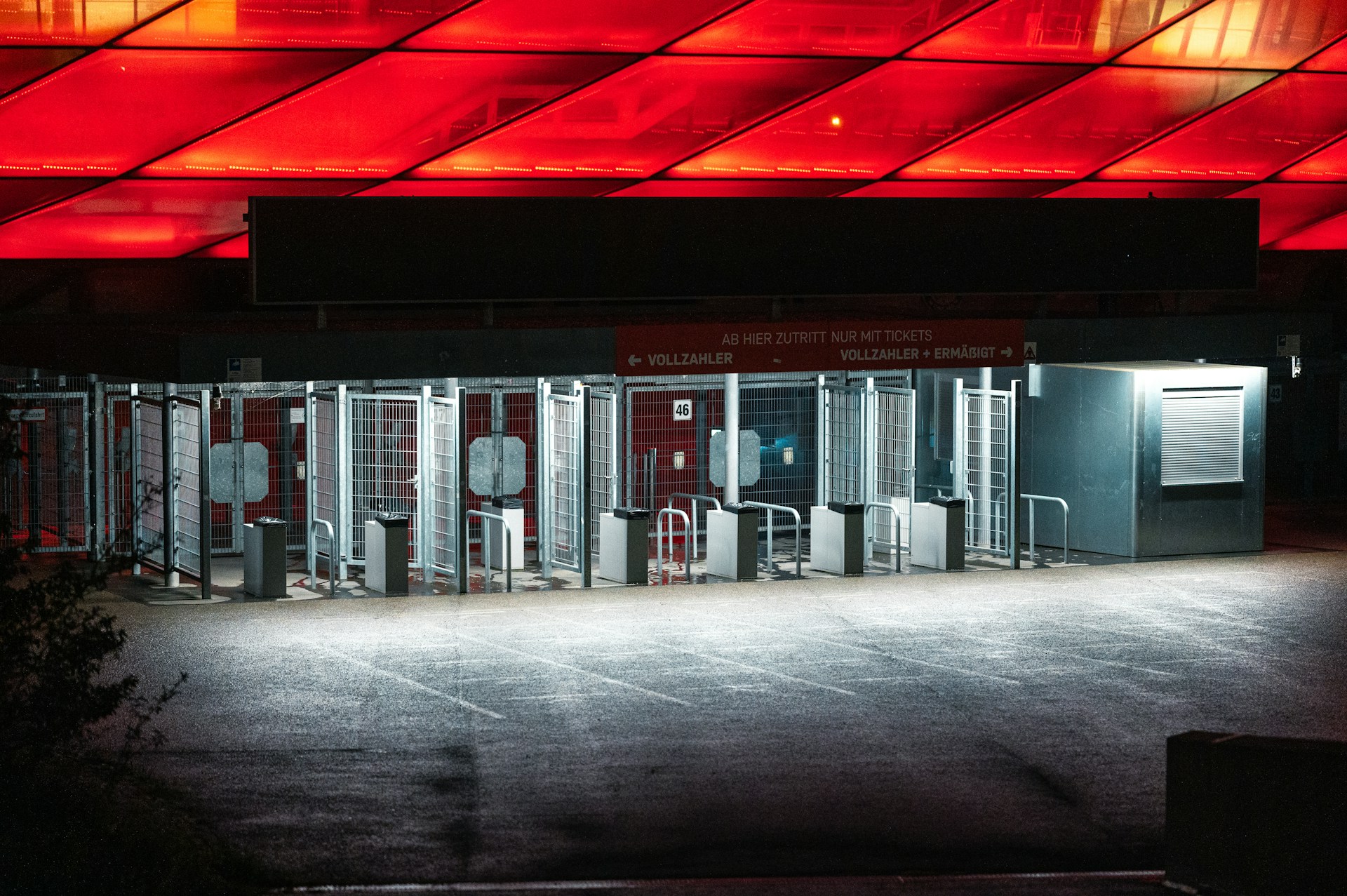 gray computer monitor