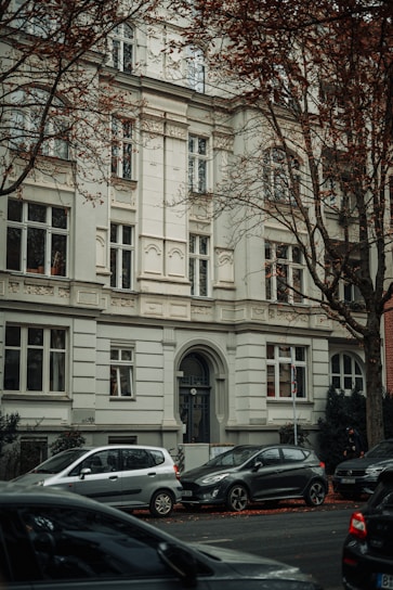 a group of cars parked in front of a building