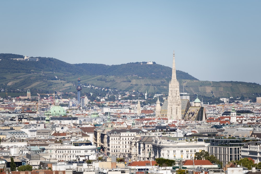 Blick auf eine Stadt mit Bergen im Hintergrund