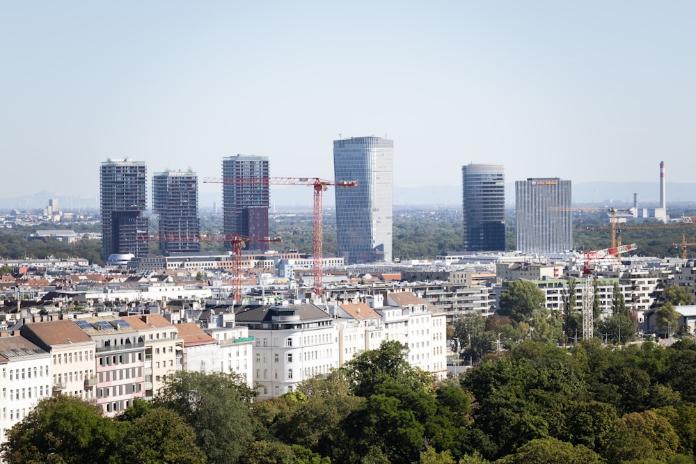 Blick auf eine Stadt mit vielen hohen Gebäuden