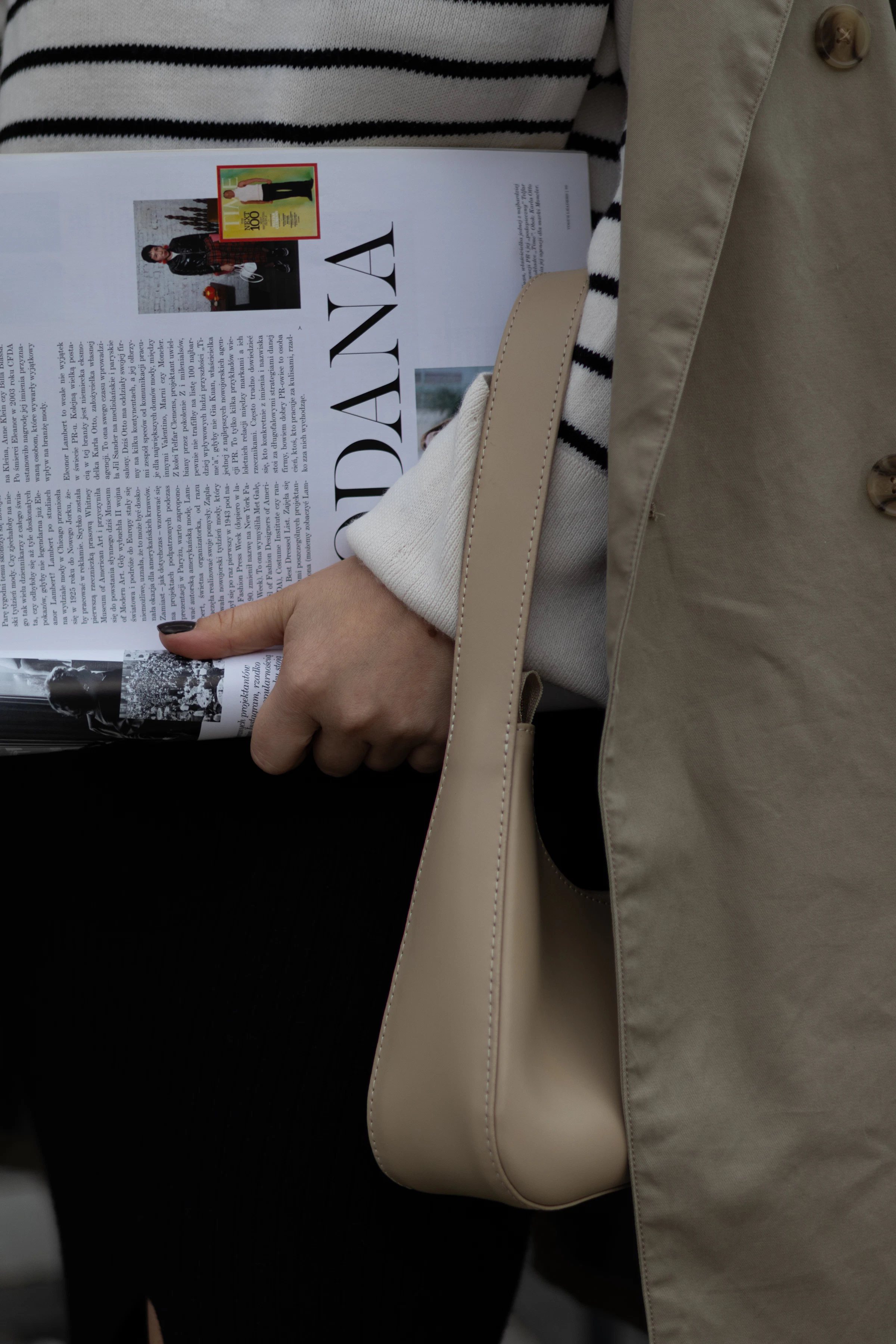 Magazine, sac clair et trench : les codes du luxe discret