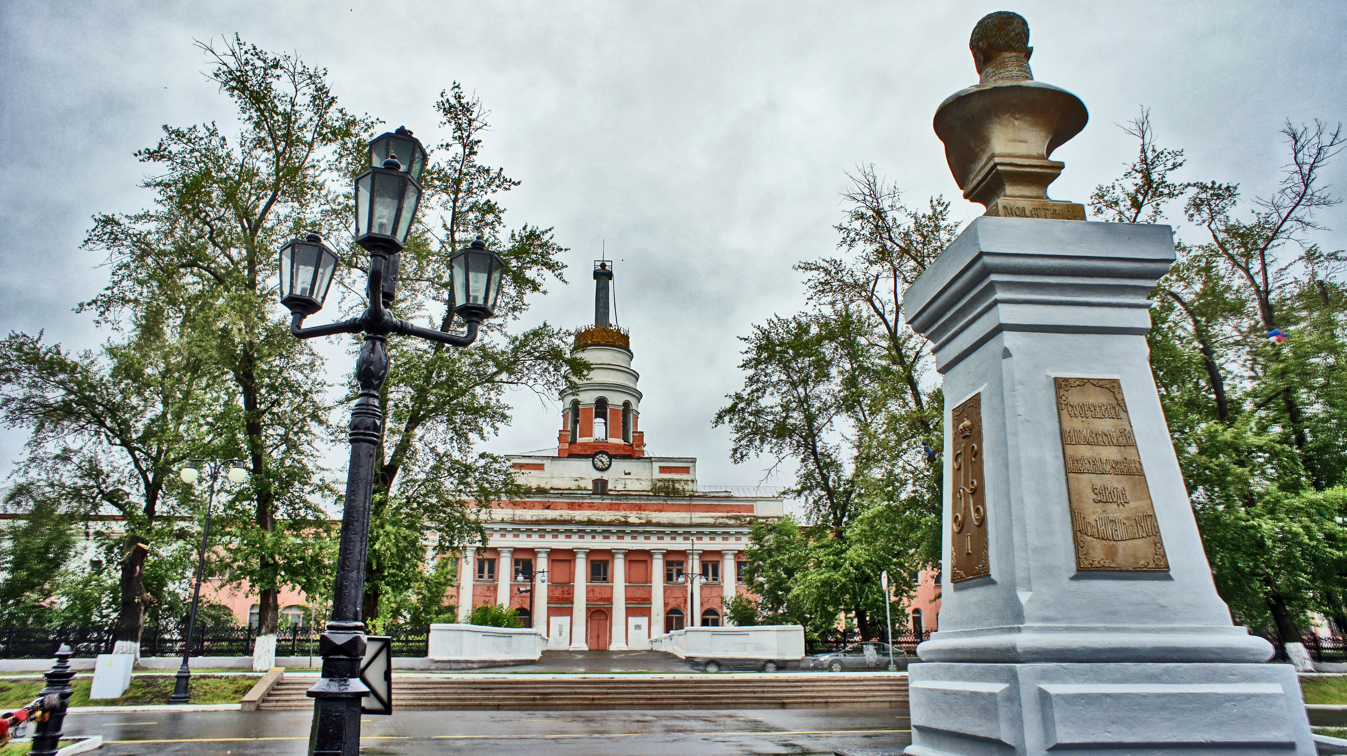 a statue of a man in front of a building