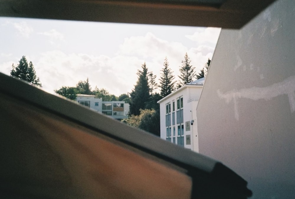 une vue d’un bâtiment à travers une fenêtre
