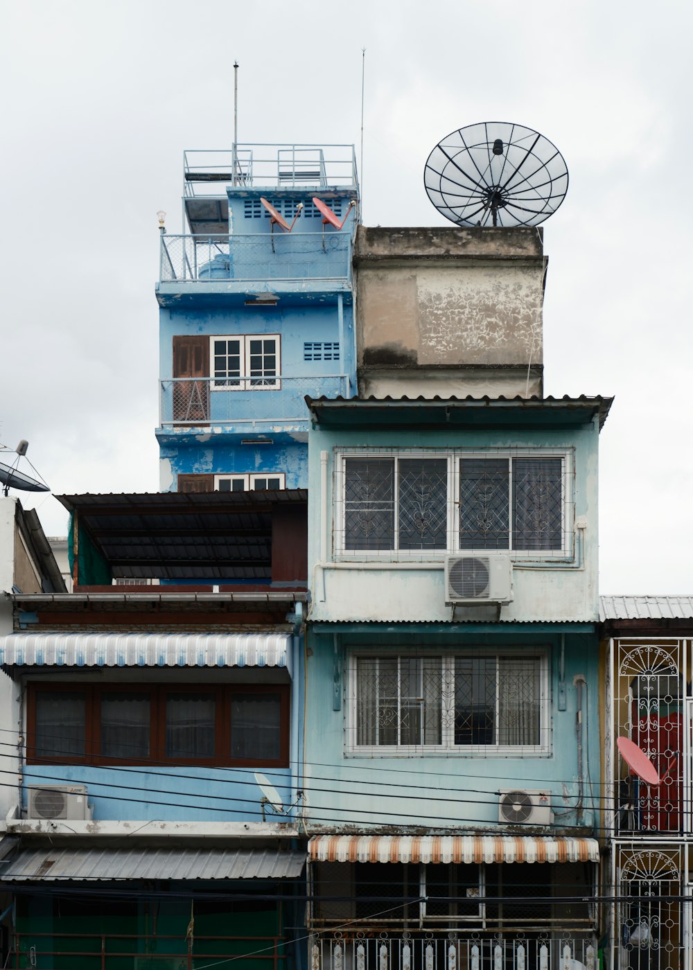 a building with a lot of windows and a satellite dish on top of it