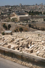 Illustration of a map showing cremation cost differences between several cities.