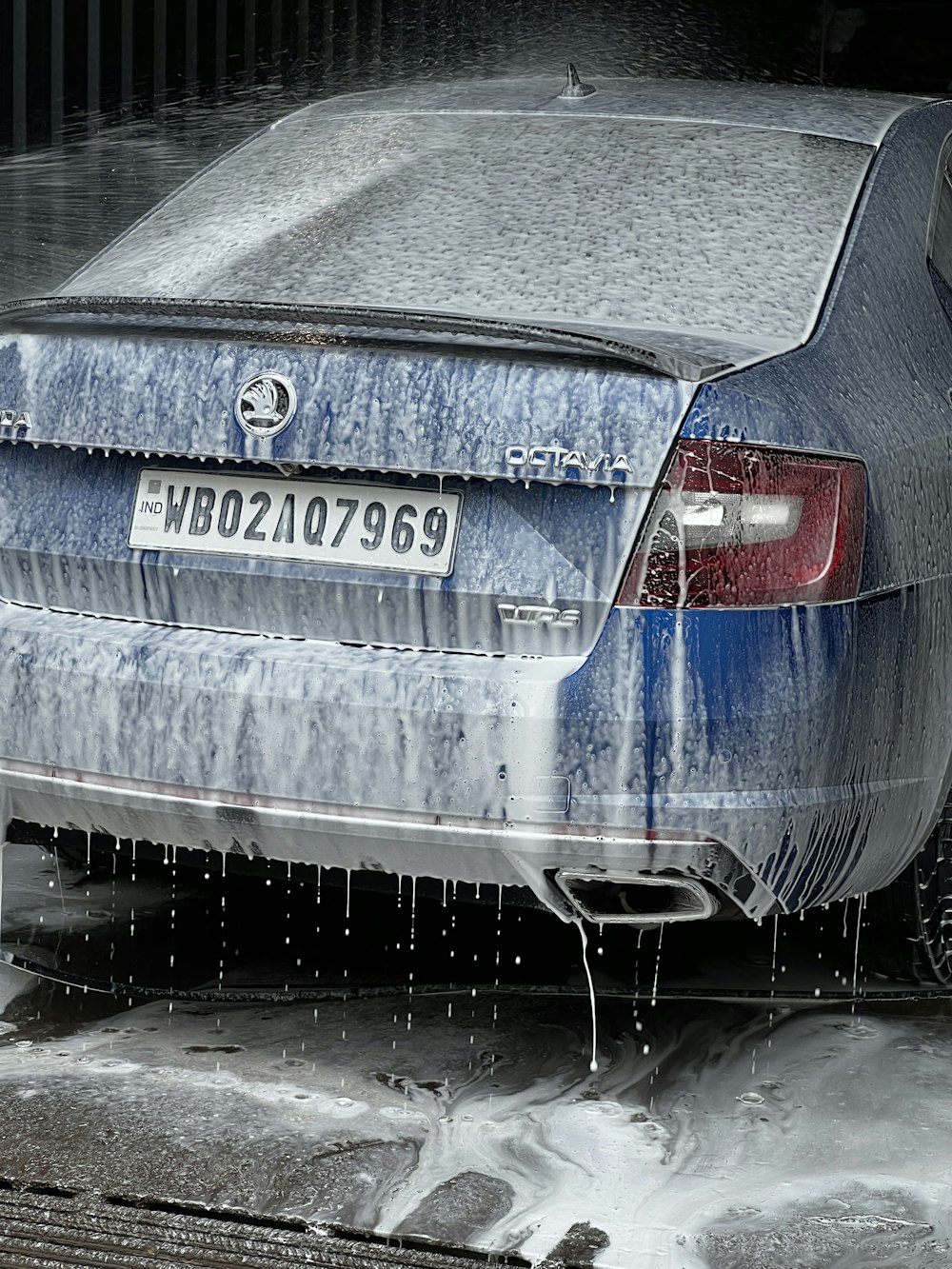 Un coche está cubierto de hielo y agua