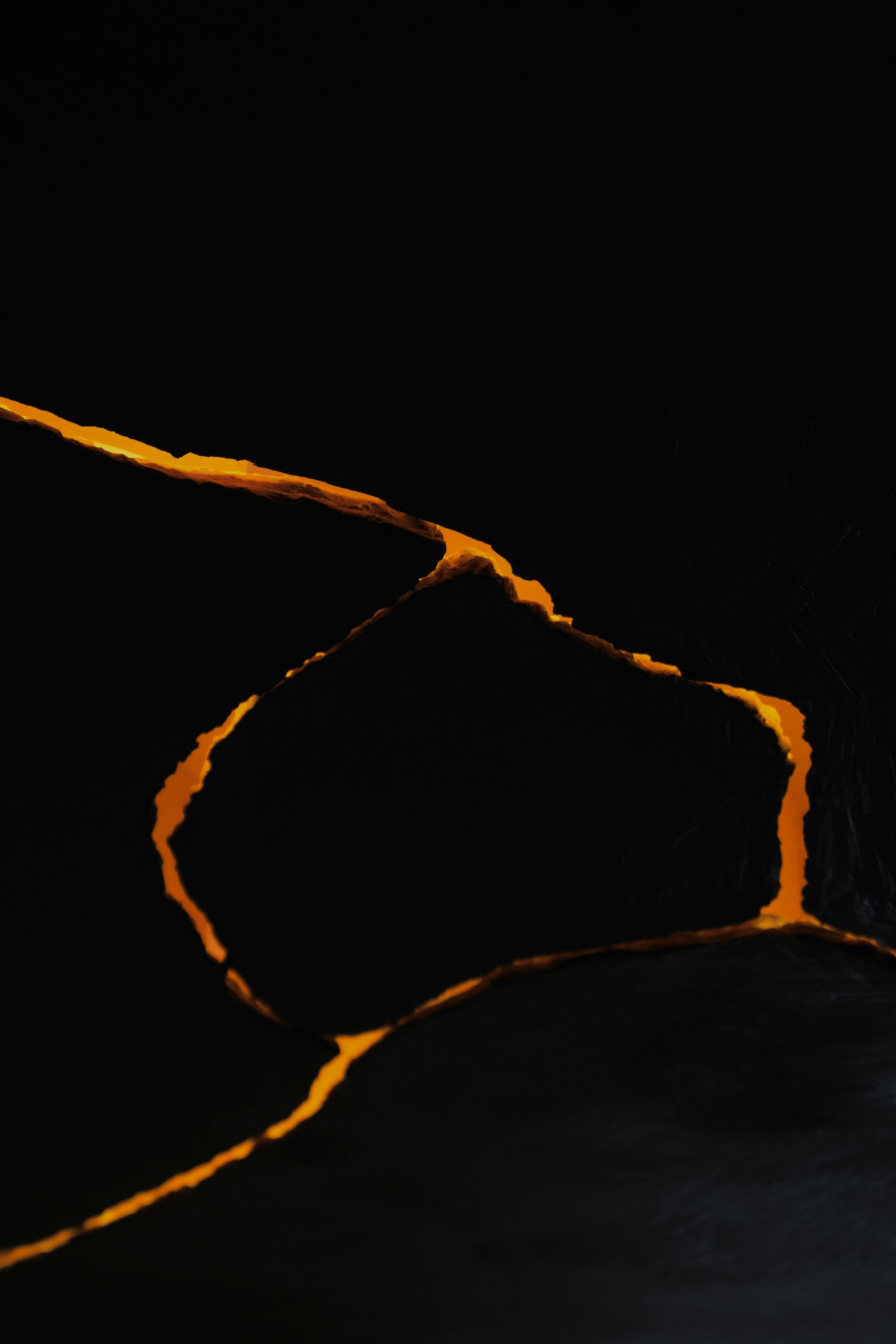 어둠 속에서 소화전에 불이 켜집니다