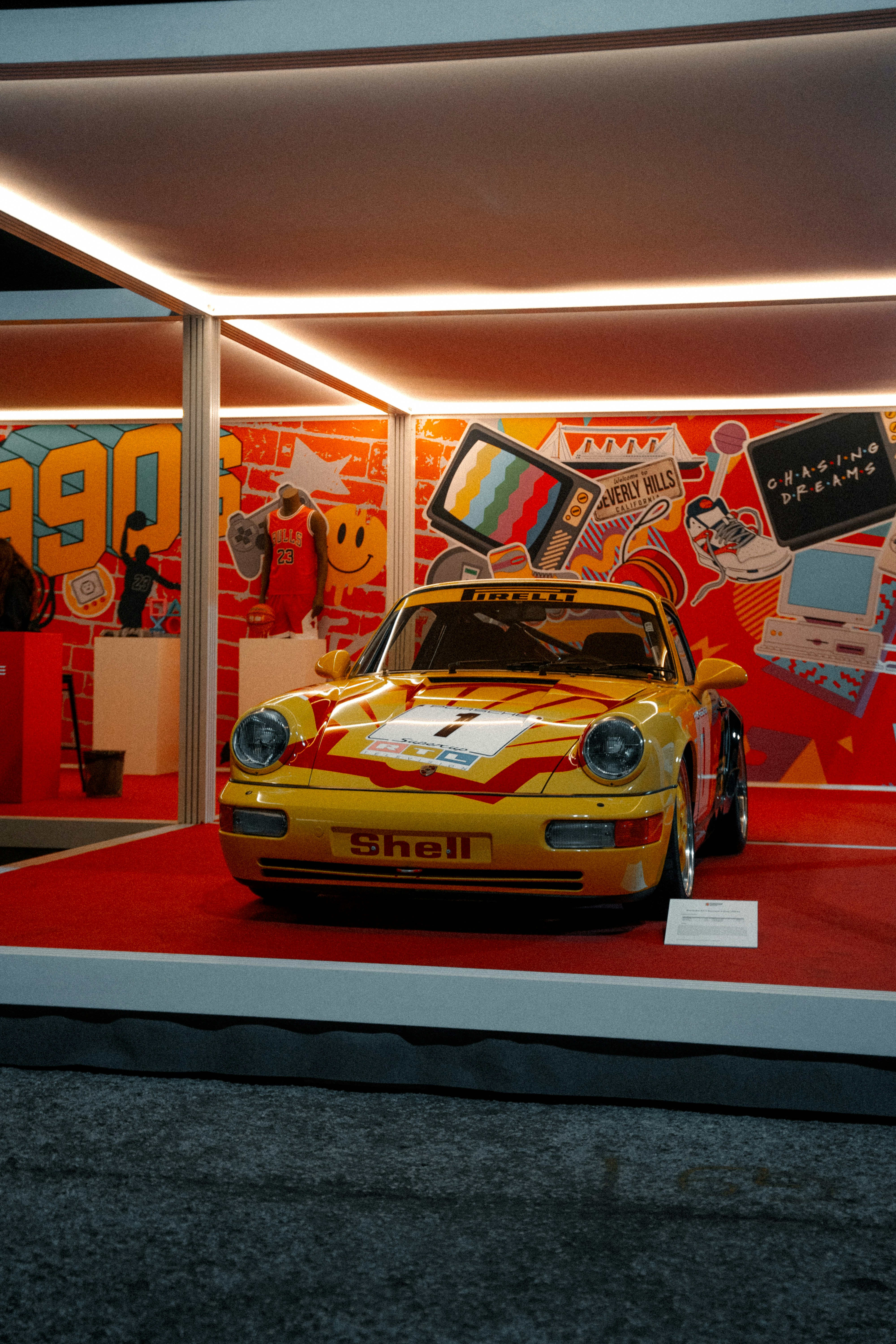 Ein gelber Sportwagen in einem Schaufenster