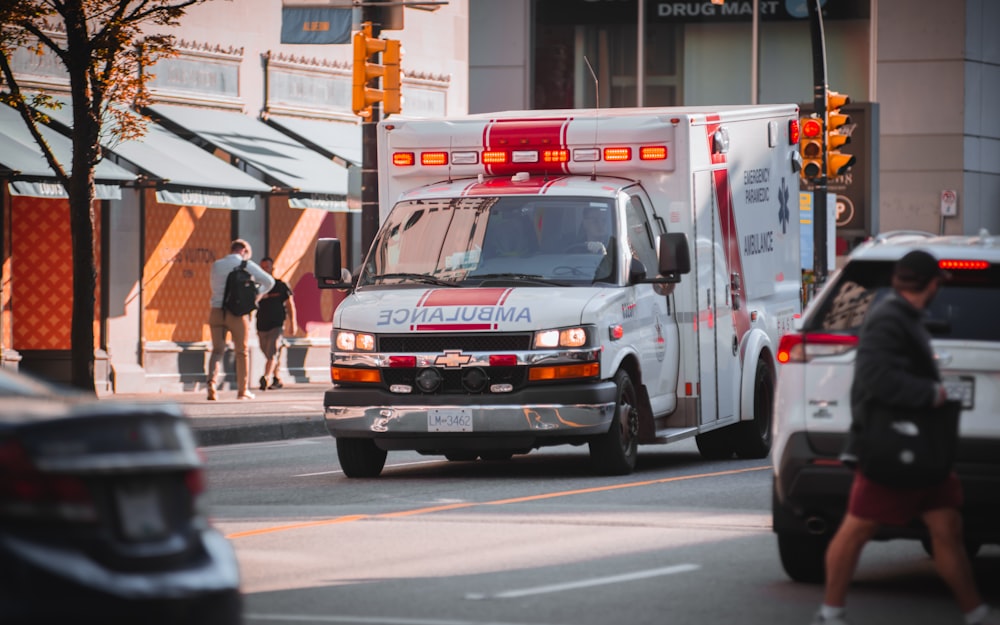 Ein Krankenwagen fährt eine belebte Straße in der Stadt entlang