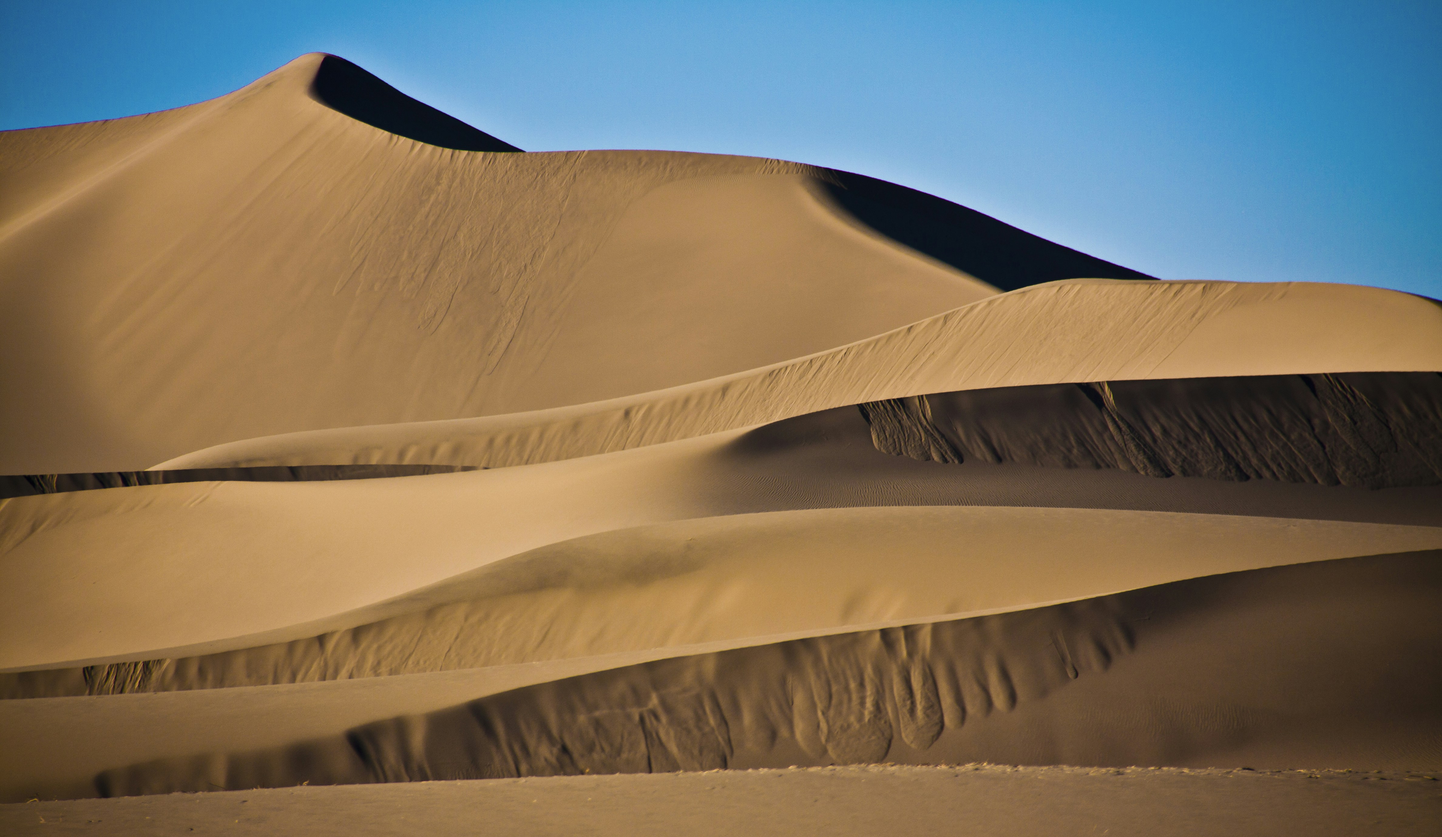 um grande grupo de dunas de areia no deserto