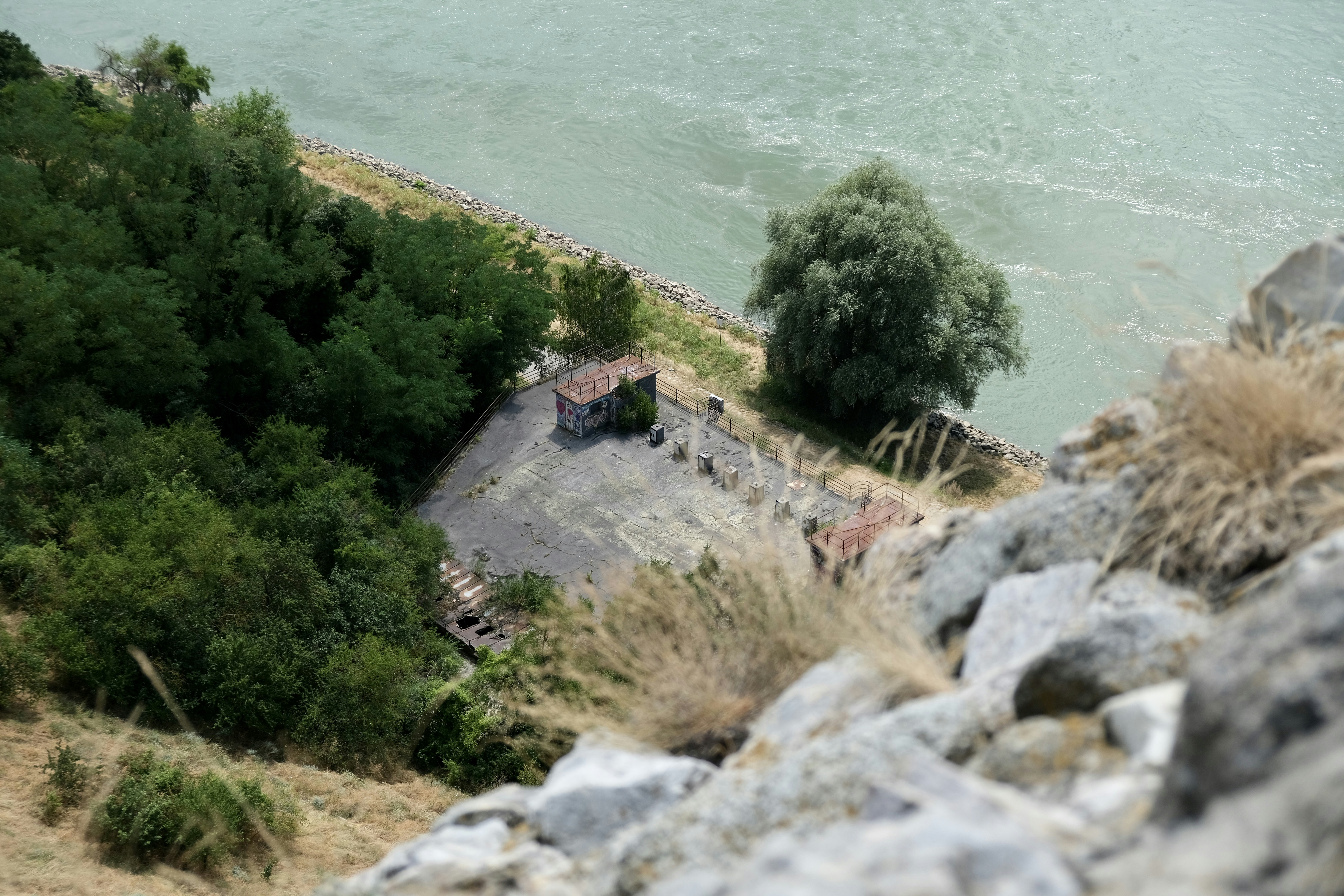 Blick von einem Hügel auf ein Gewässer