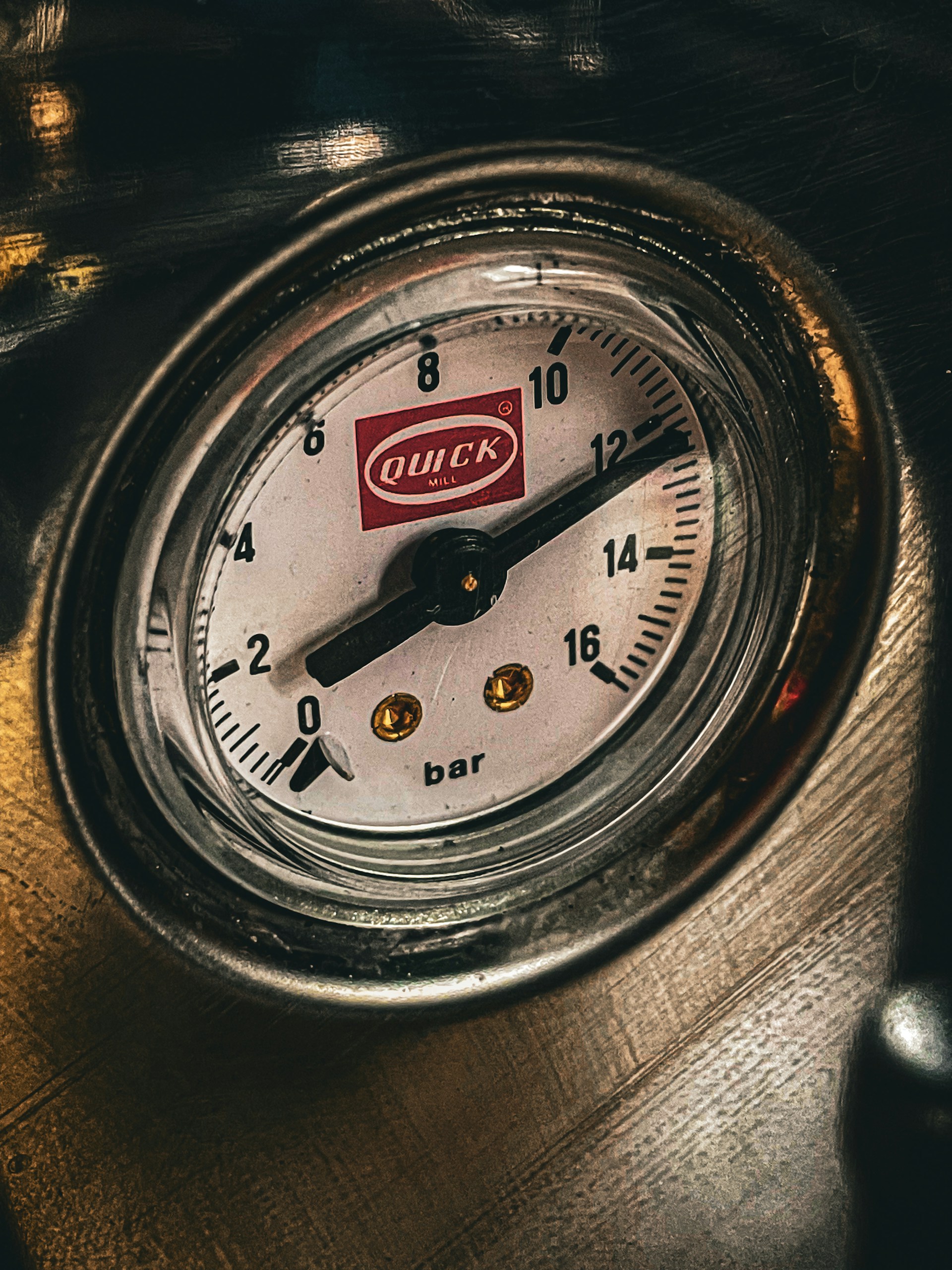 gray computer monitor