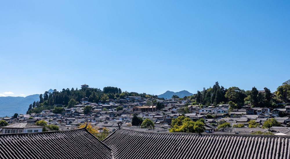 uma vista de uma cidade com montanhas ao fundo