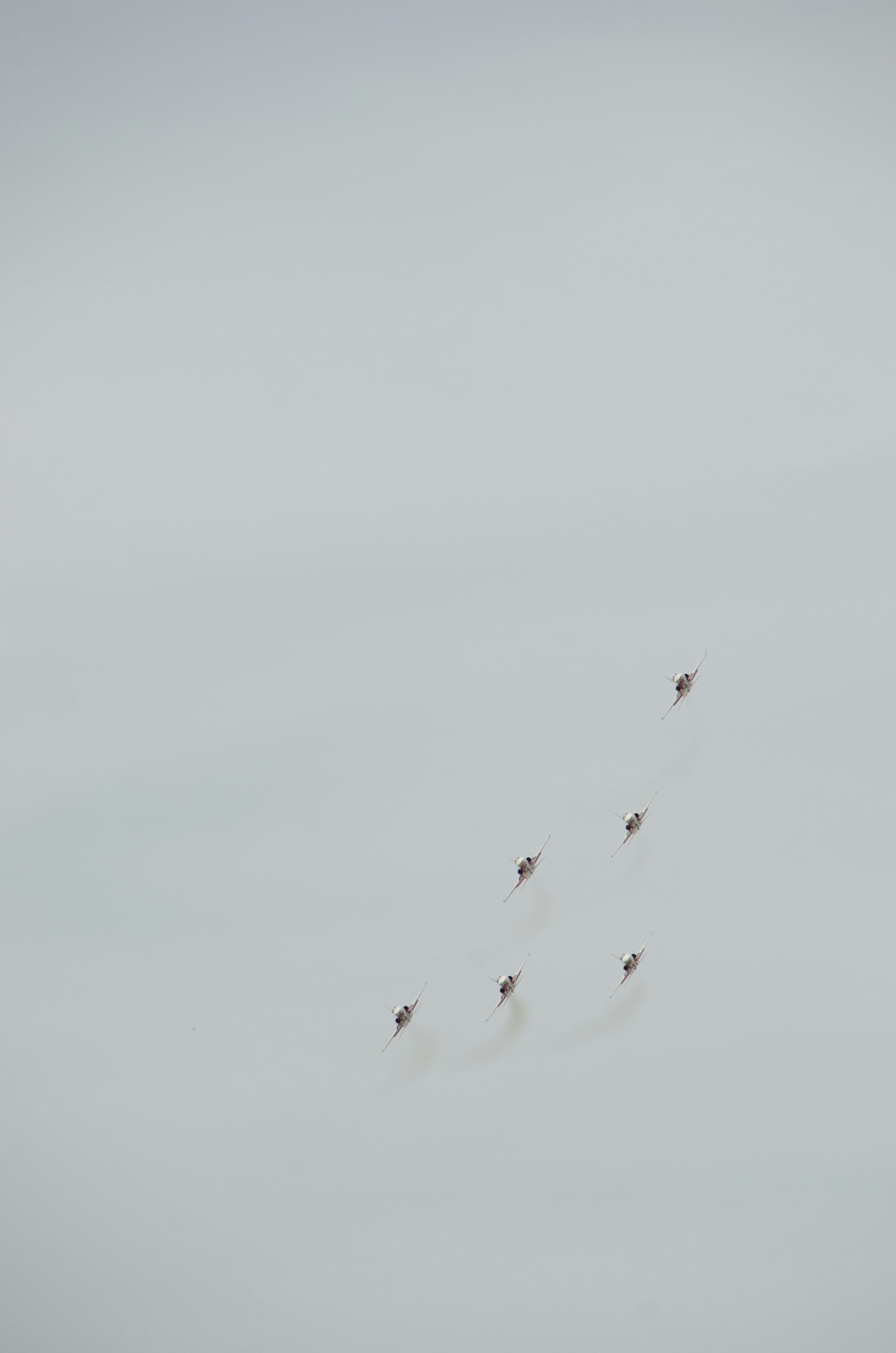 un gruppo di aeroplani che volano attraverso un cielo nuvoloso