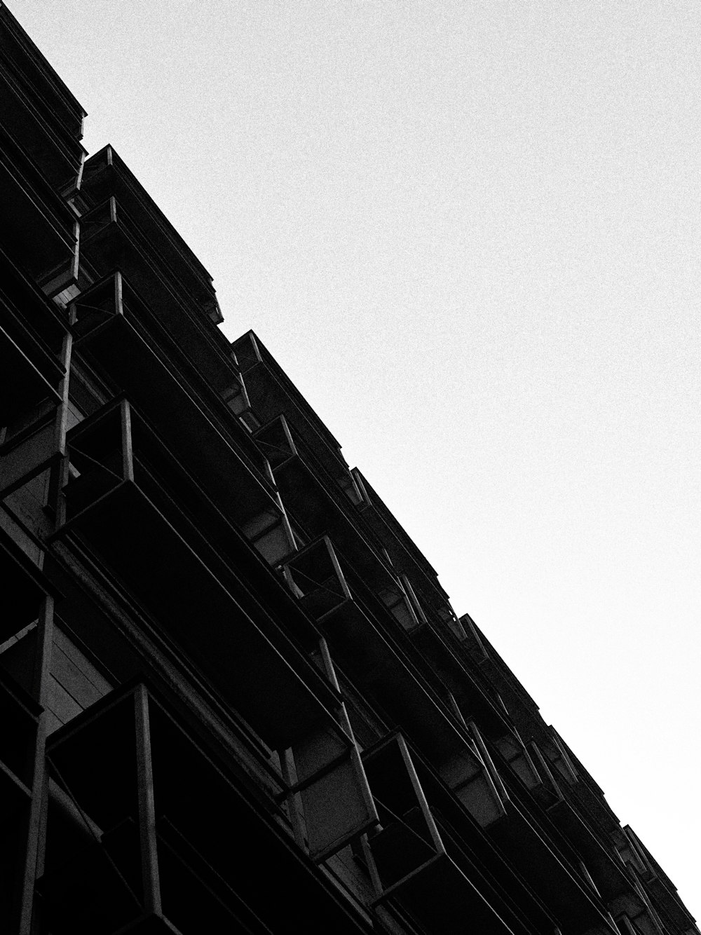 Une photo en noir et blanc d’un grand immeuble
