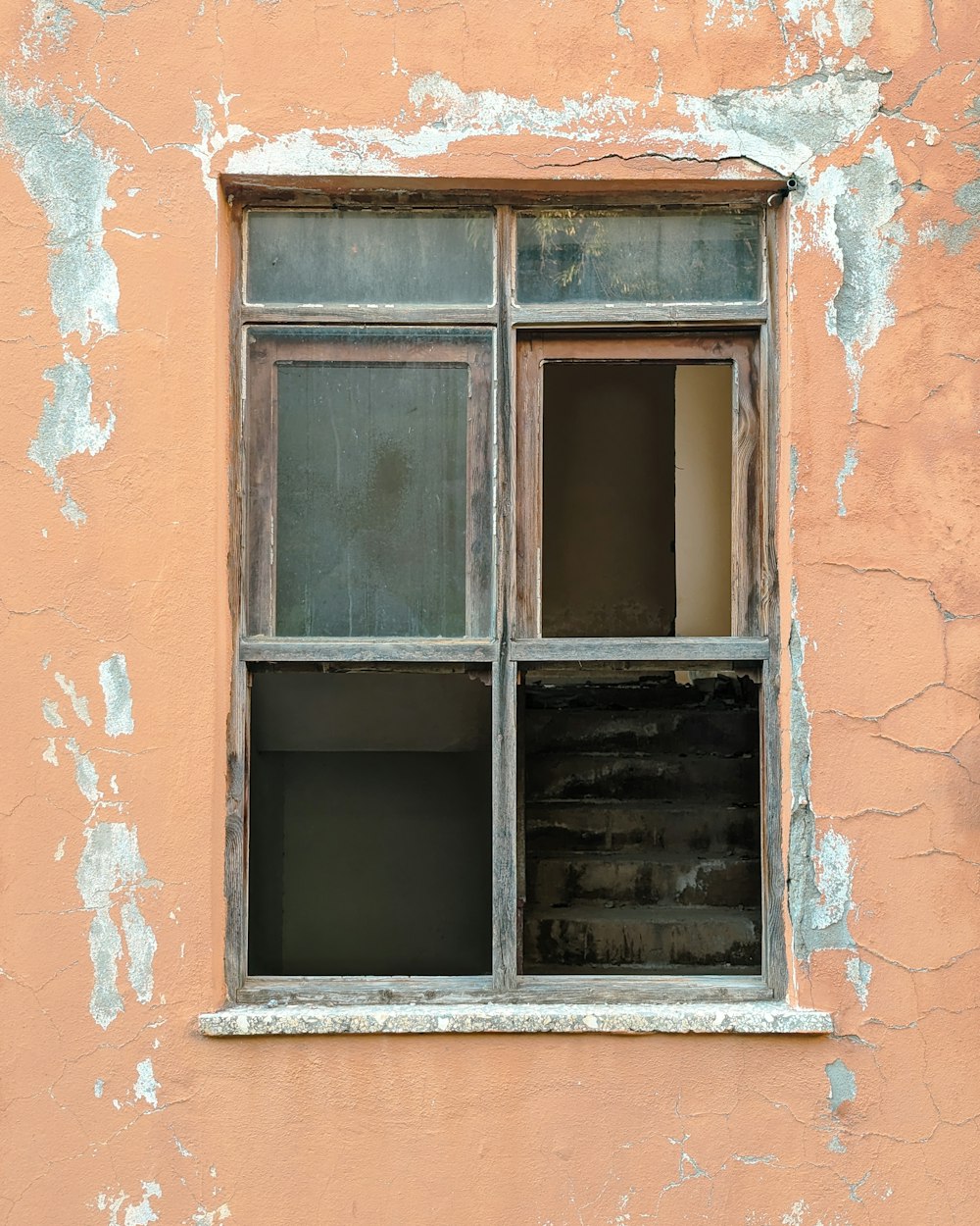 ein Fenster mit zerbrochener Glasscheibe