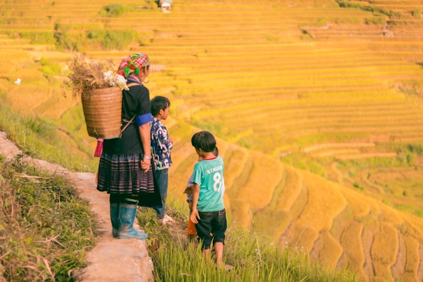 นายสมพงษ์และทีมงานยิ้มแย้มทักทายพ่อแม่พี่น้องชาวตำบลดอนเปา