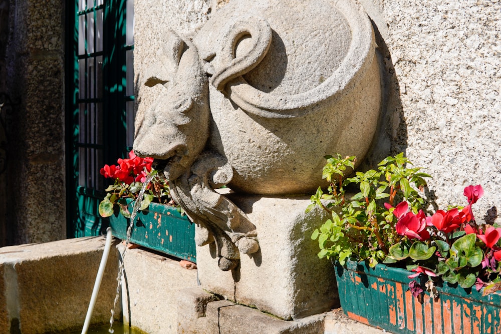 una estatua de un caballo con flores en una jardinera