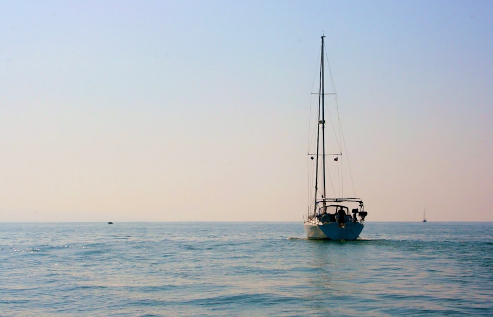 una barca a vela in mezzo all'oceano