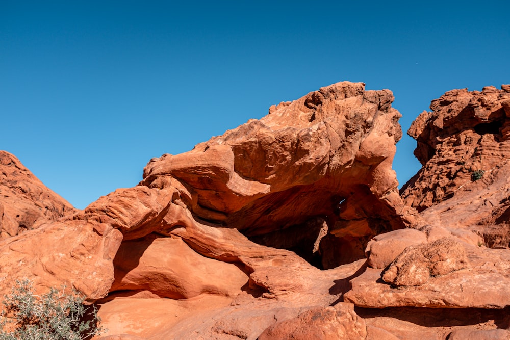 una formación rocosa en medio de un desierto