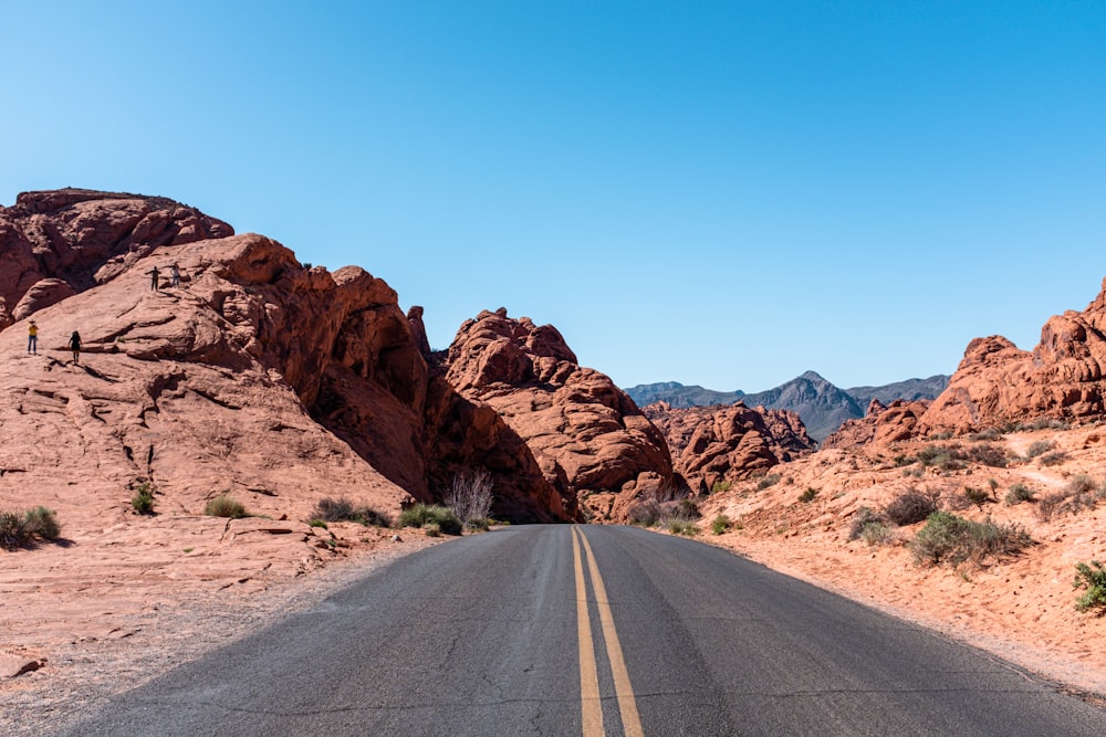 eine Straße mitten in der Wüste mit Bergen im Hintergrund