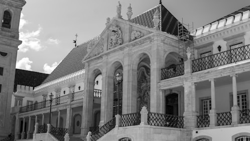 a black and white photo of a building