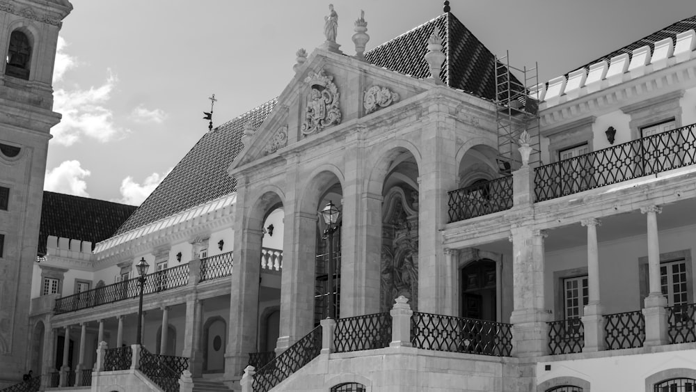 a black and white photo of a building