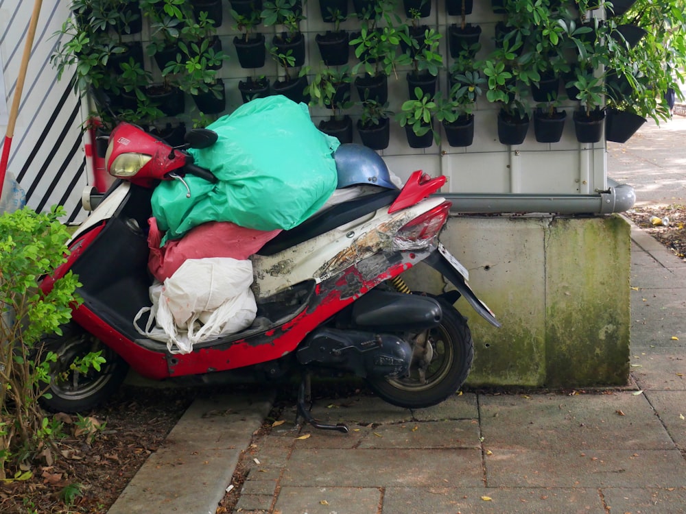 un scooter garé sur le bord de la route