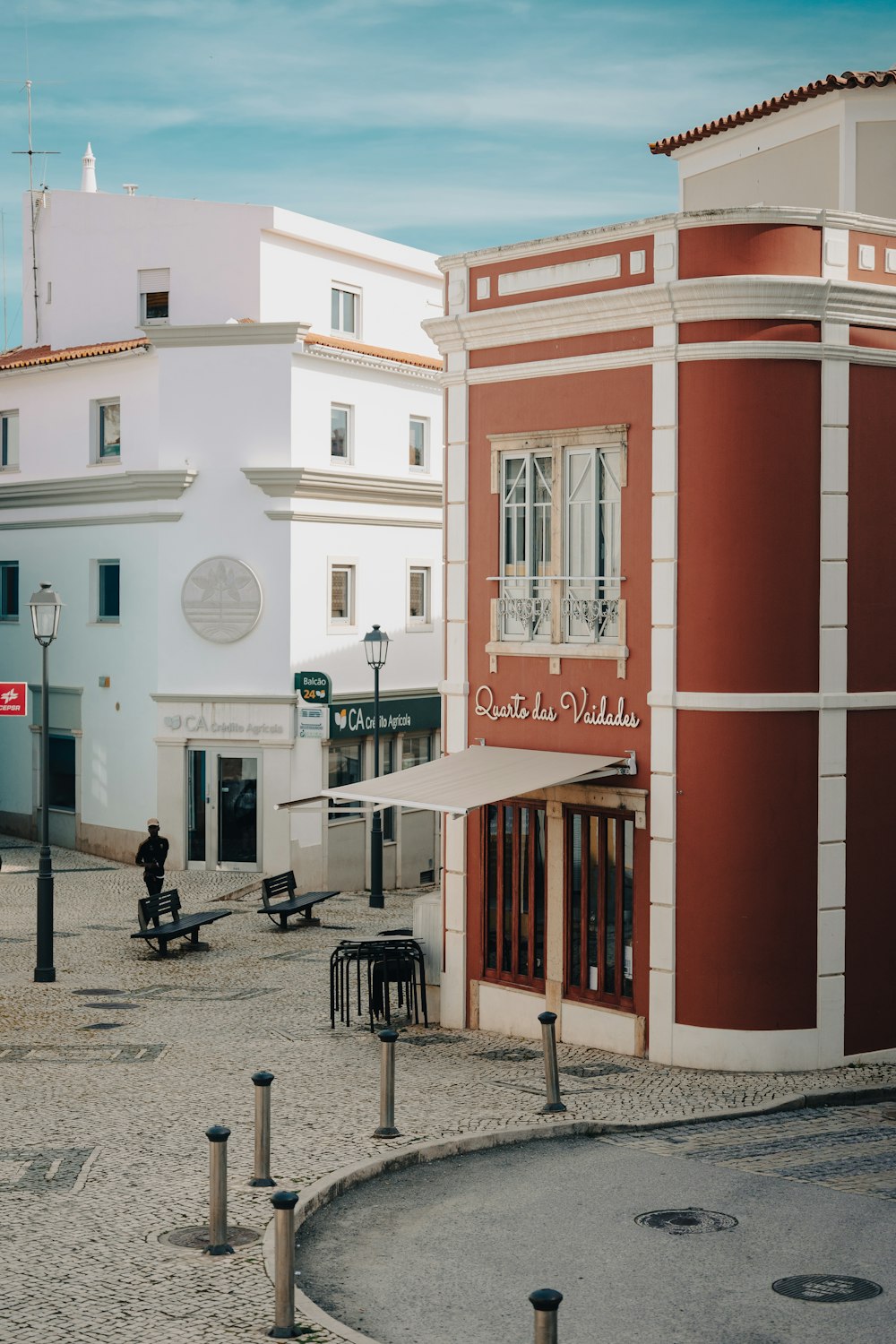 ein rot-weißes Gebäude, das am Straßenrand steht