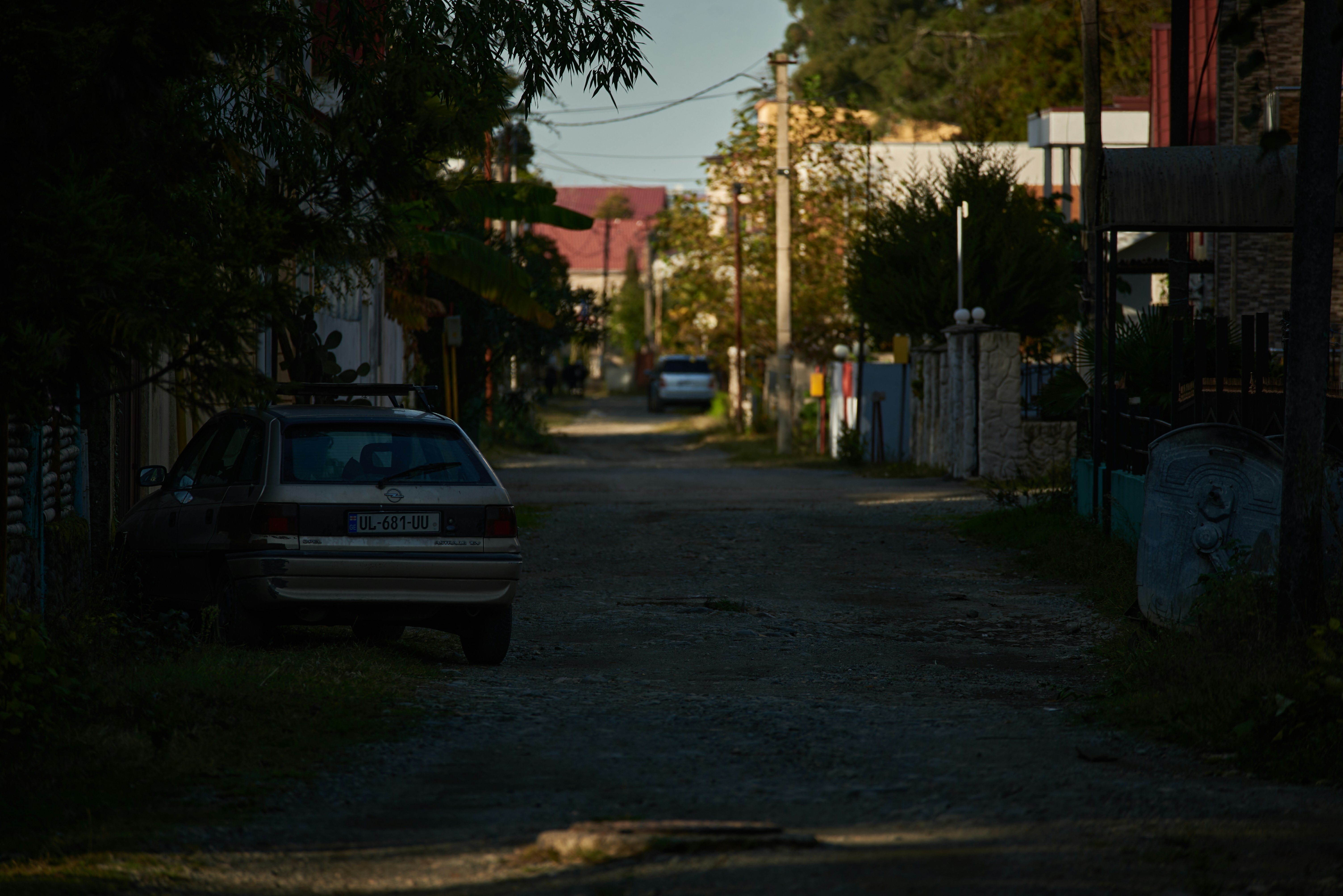 ein Auto, das am Rande eines Feldweges geparkt ist
