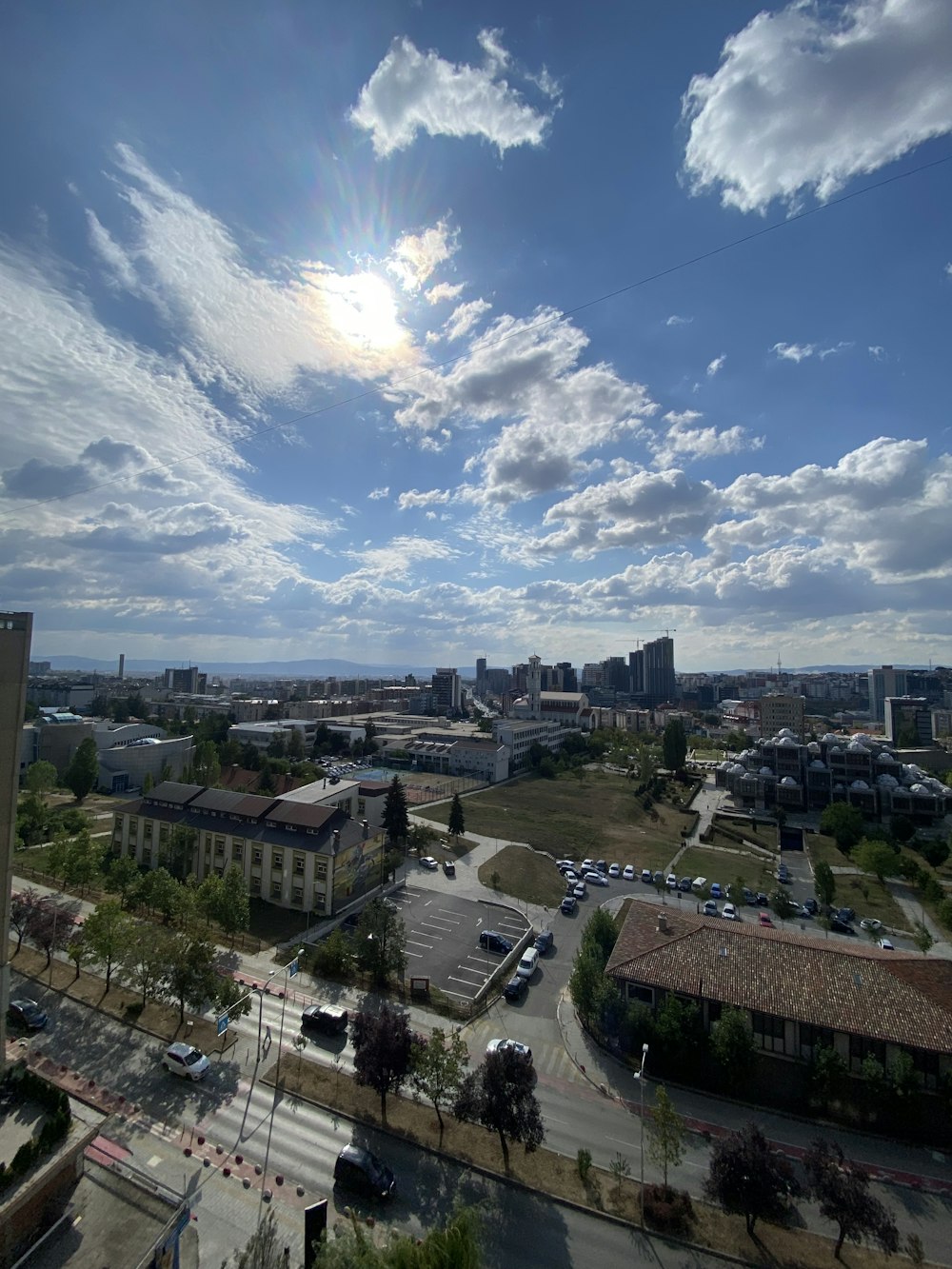 una vista di una città dalla cima di un edificio